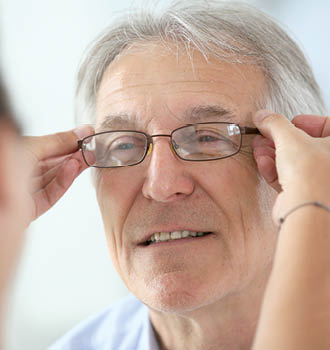 Résident d'EHPA qui essaie des lunettes